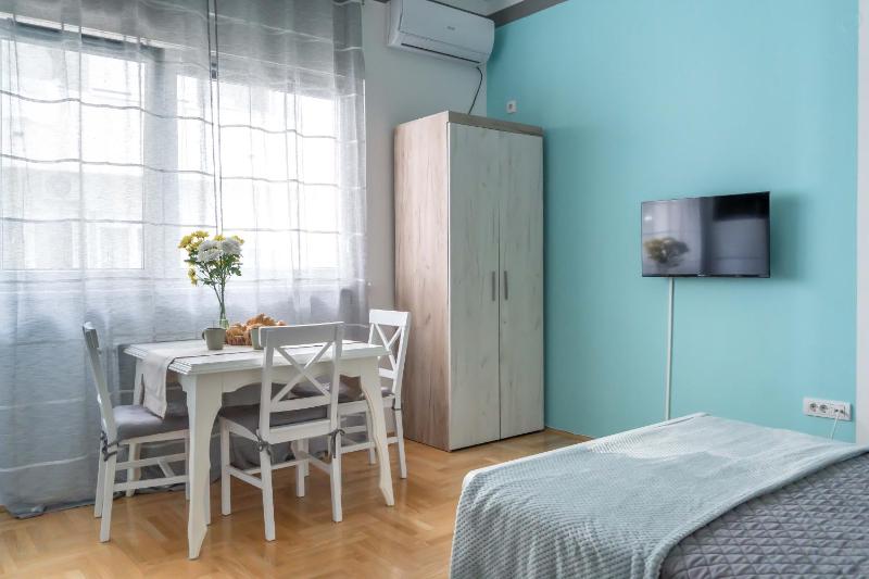 Spacious Studio 10 mins Walk to City Center l Washing Machine l Baby Crib l Breakfast - image 15