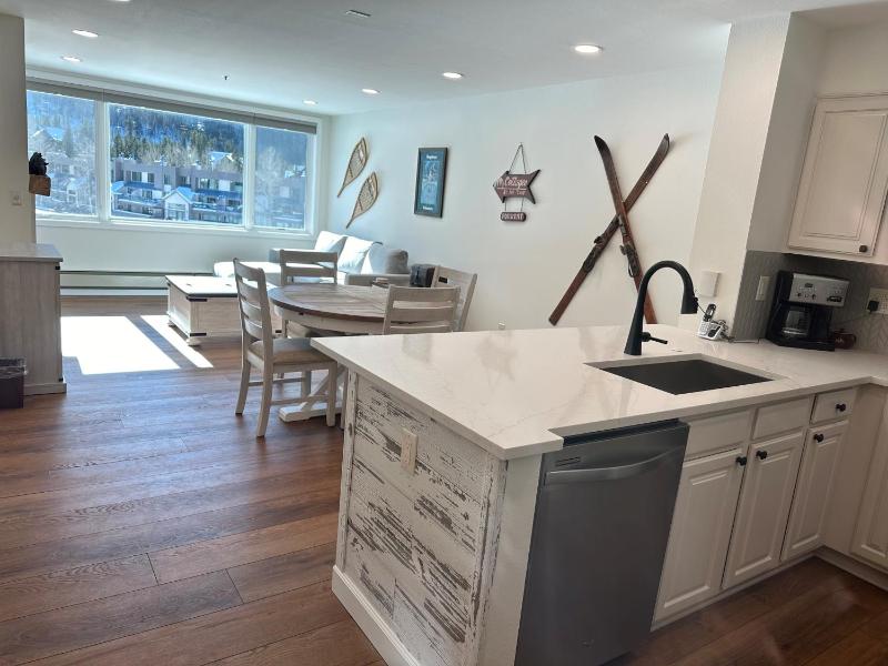 Beautiful Renovated 1BR Lakeside Condo condo - image 1