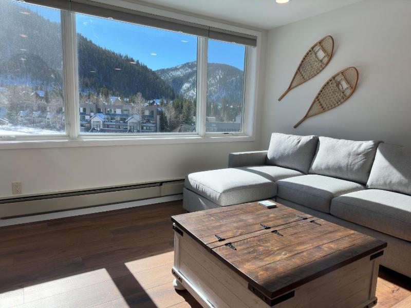 Beautiful Renovated 1BR Lakeside Condo condo - image 24