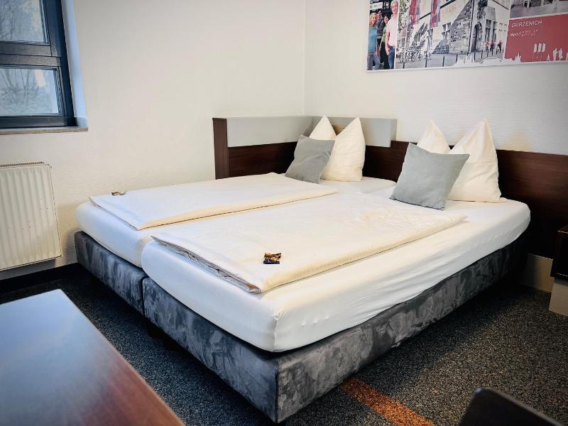 Twin Room image 1