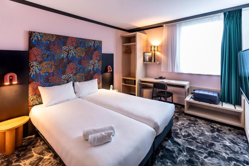 Standard Twin Room image 2