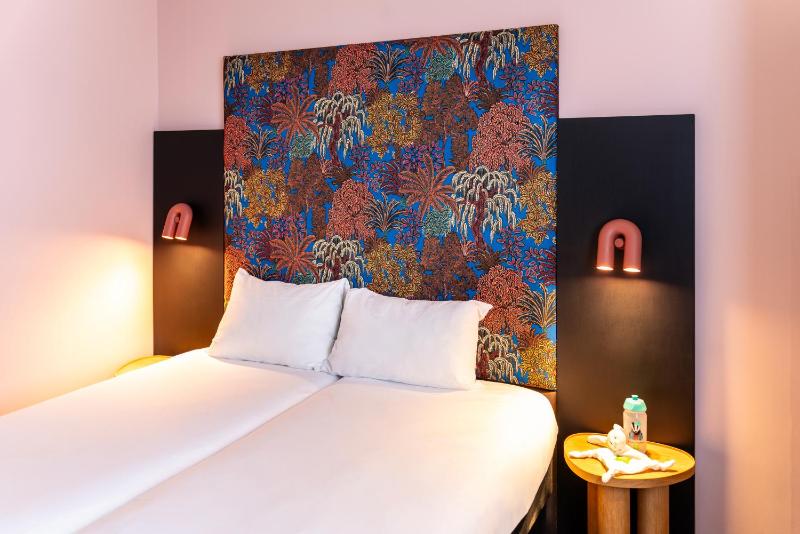Standard Twin Room image 4