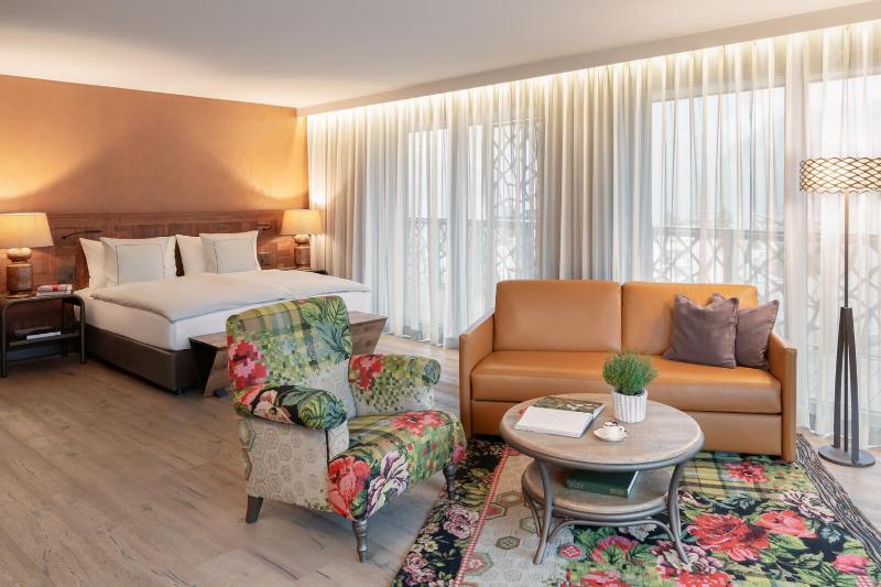 Corner Junior Suite with Balcony and Lake View image 1