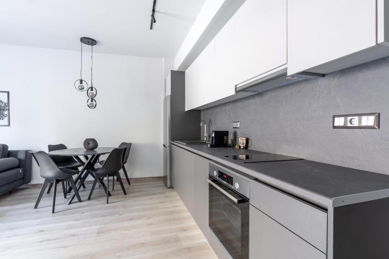 EN Suites Stylish & Comfort Stay near Acropolis - image 15
