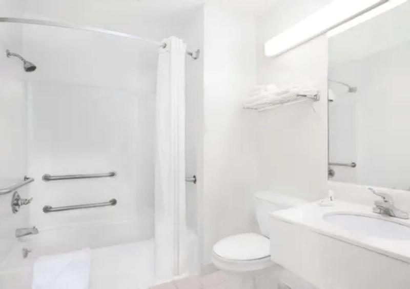 Standard Quadruple Room image 3