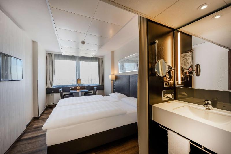 Double Room image 3