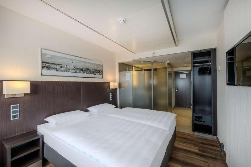 Double Room image 4
