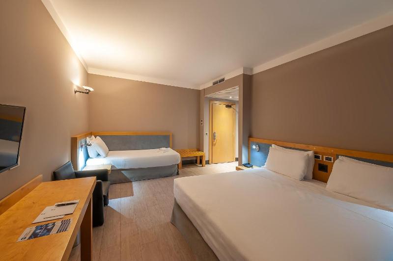 Economy Triple Room image 1