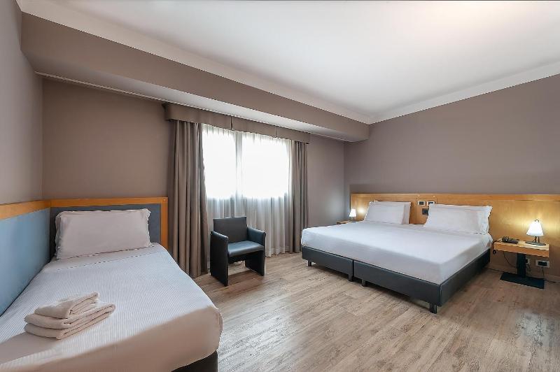 Economy Triple Room image 3