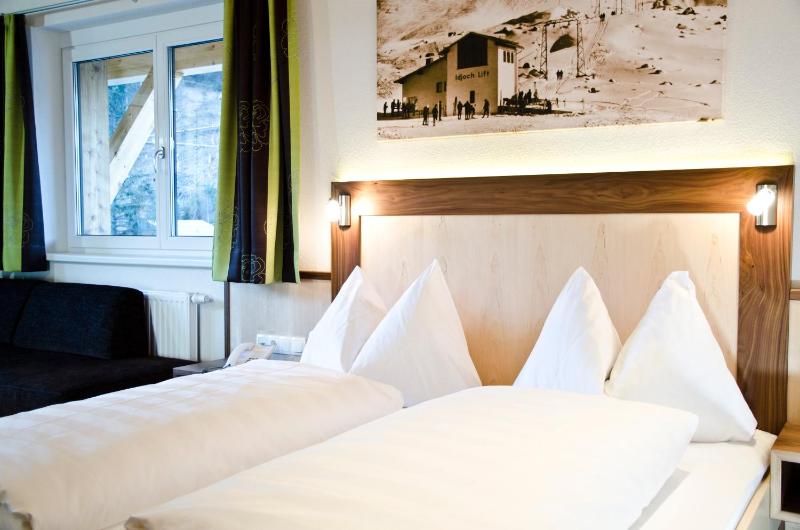 Double Room with Extra Bed image 4