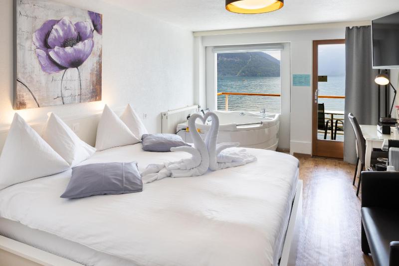Queen Room with Rolling Jacuzzi and Lake View image 4