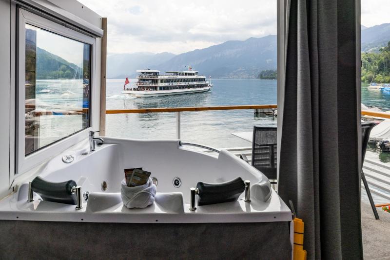 Queen Room with Rolling Jacuzzi and Lake View image 2