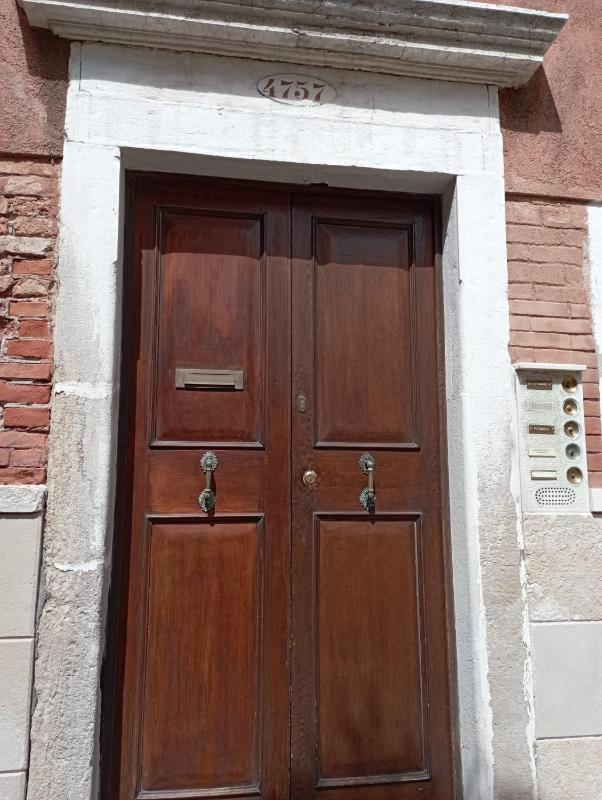 Large Triple Room with Shared Bathroom image 4