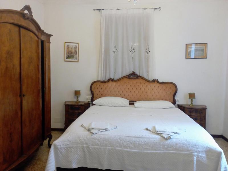 Double Room with Shared Bathroom and Extra Bed (2 Adults + 1 Child) image 4