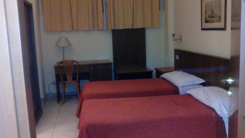 Twin Room image 4