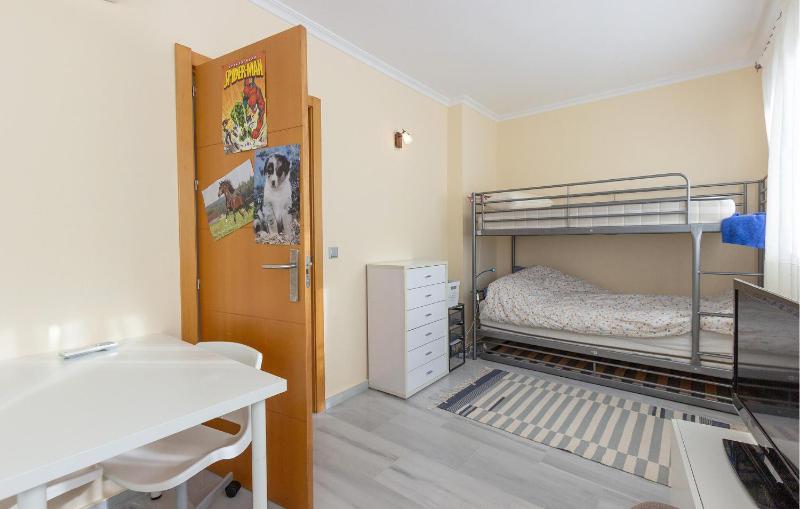Gorgeous Apartment In Villajoyosa - image 6