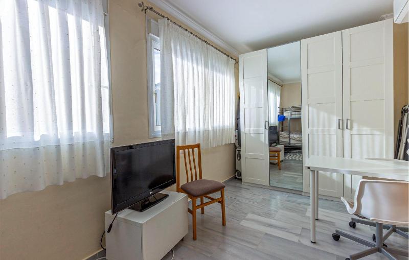 Gorgeous Apartment In Villajoyosa - image 10