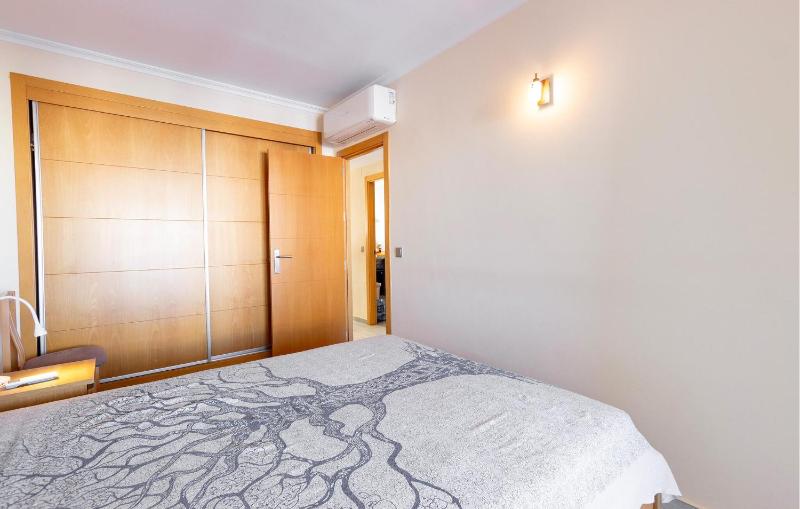 Gorgeous Apartment In Villajoyosa - image 9