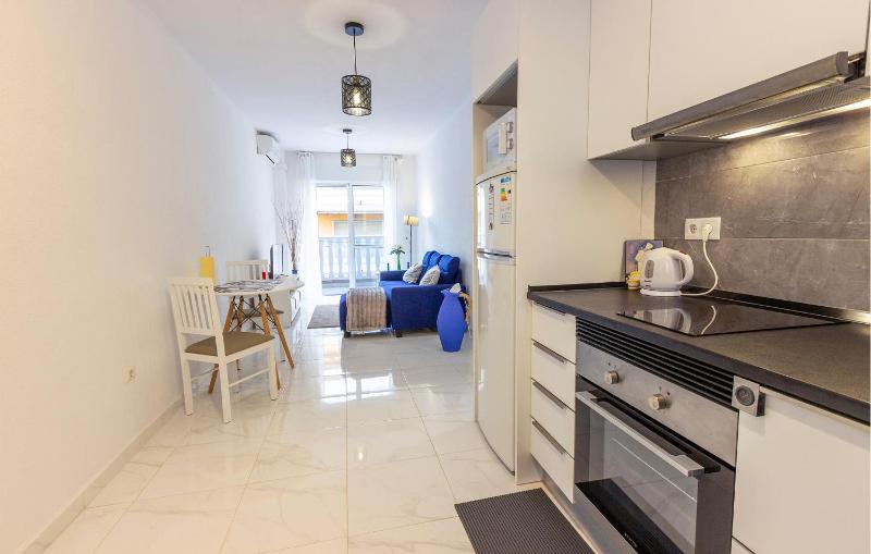 Beach Front Apartment In Torrevieja With Wifi - image 13