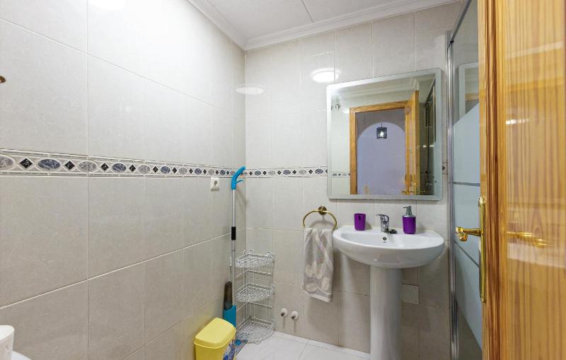 Beach Front Apartment In Torrevieja With Wifi - image 6