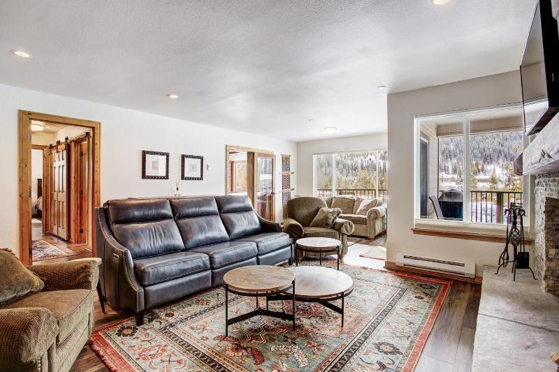Cinnamon Ridge Après Ski Retreat: Private Hot Tub + Walk to Slopes - image 10