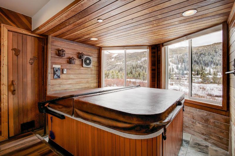 Cinnamon Ridge Après Ski Retreat: Private Hot Tub + Walk to Slopes - image 13