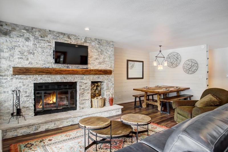 Cinnamon Ridge Après Ski Retreat: Private Hot Tub + Walk to Slopes - image 12