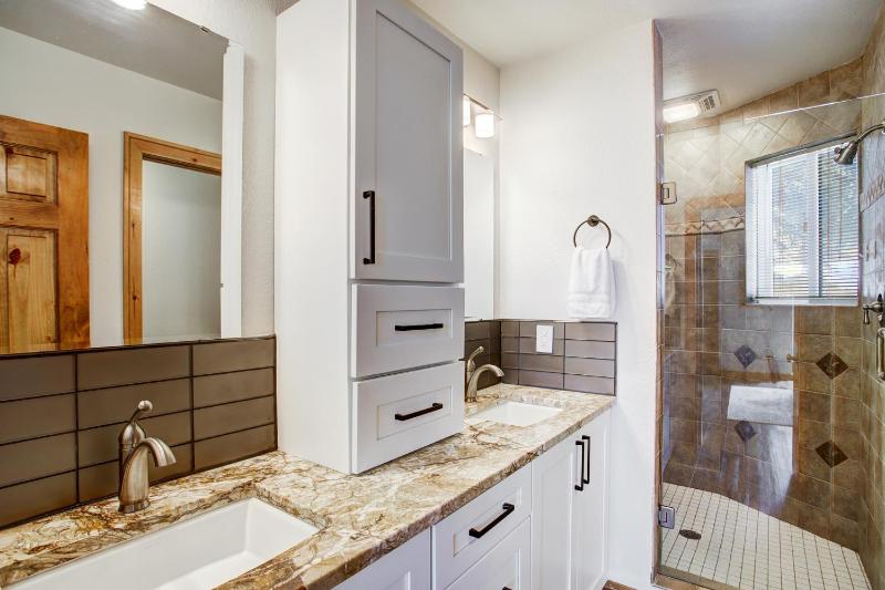 Cinnamon Ridge Après Ski Retreat: Private Hot Tub + Walk to Slopes - image 18
