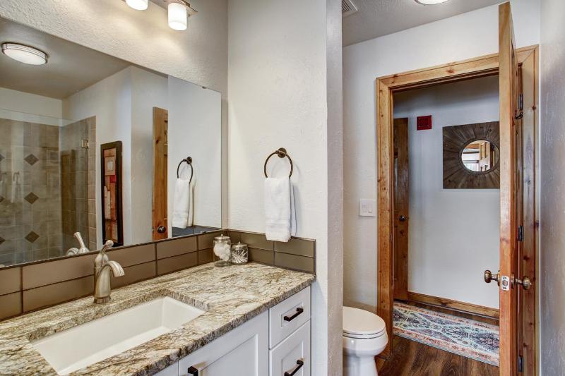 Cinnamon Ridge Après Ski Retreat: Private Hot Tub + Walk to Slopes - image 28