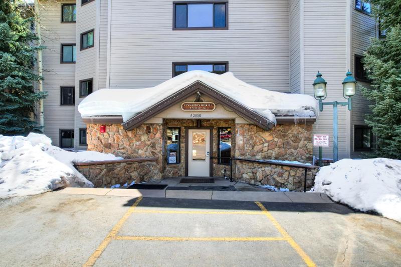 Cinnamon Ridge Après Ski Retreat: Private Hot Tub + Walk to Slopes - image 3