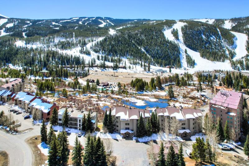 Cinnamon Ridge Après Ski Retreat: Private Hot Tub + Walk to Slopes - image 6