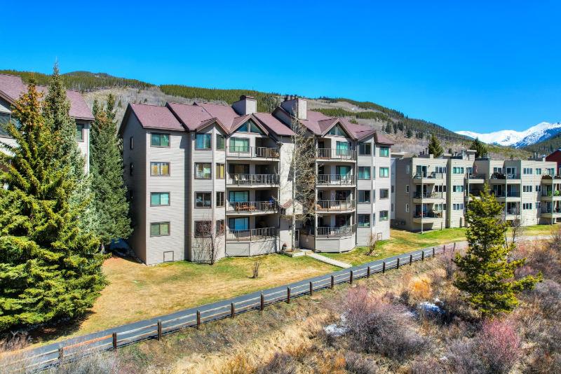 Cinnamon Ridge Après Ski Retreat: Private Hot Tub + Walk to Slopes - image 7