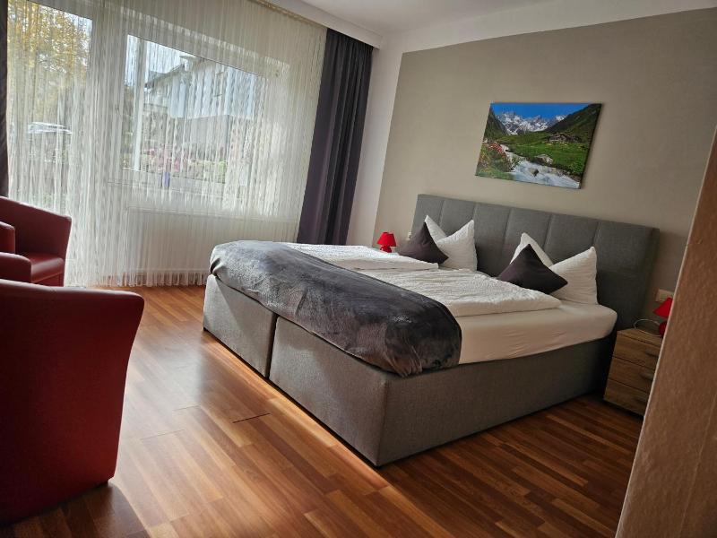 Double Room with Balcony image 4