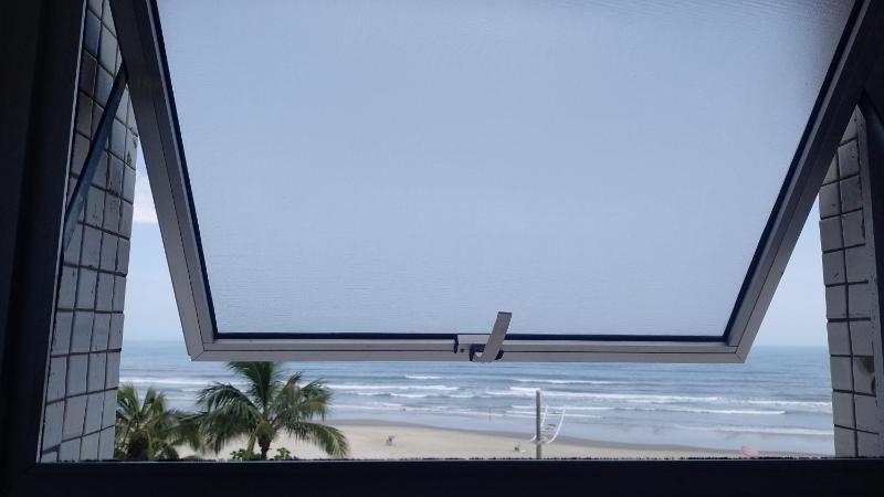 Vista incrível é no Apê Reformado de Frente pro Mar - image 14