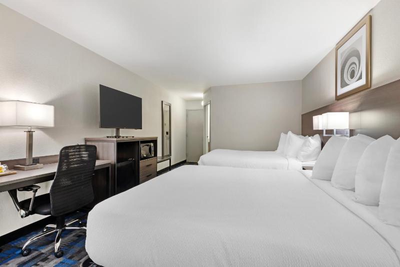 Queen Room with Two Queen Beds - Non-Smoking image 2