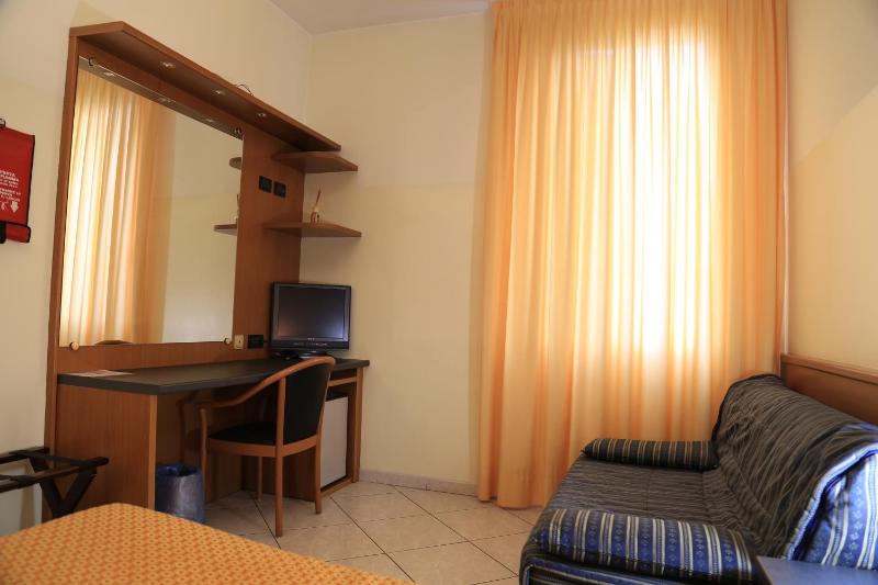 Economy Twin Room image 4
