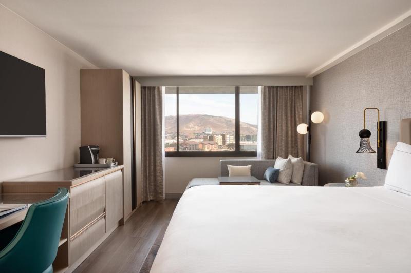 King Room with Accessible Tub - Mobility and Hearing Access image 2