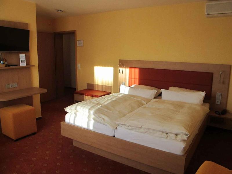 Comfort Triple Room with Shower image 3