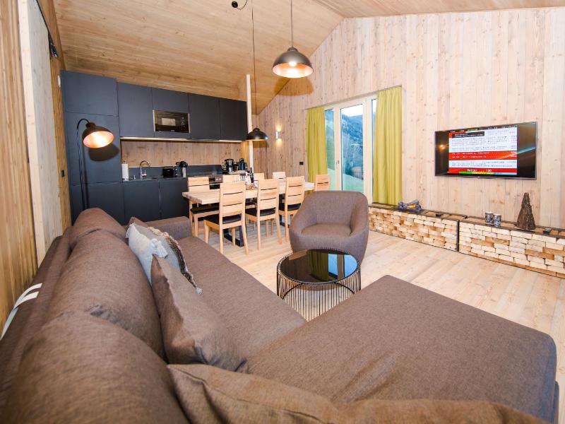 Superior Three-Bedroom Apartment - Split Level image 2
