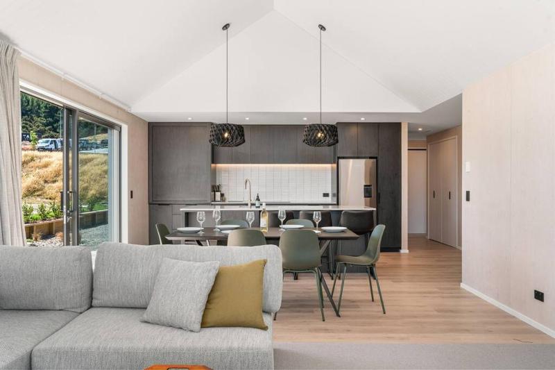 Wanaka Views with Outdoor dining area Games room for kids Sleeps 8 - image 9