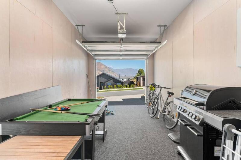 Wanaka Views with Outdoor dining area Games room for kids Sleeps 8 - image 6