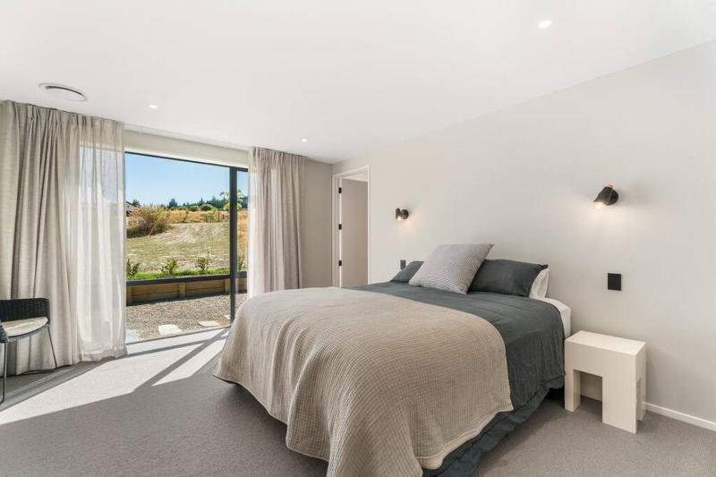 Wanaka Views with Outdoor dining area Games room for kids Sleeps 8 - image 16