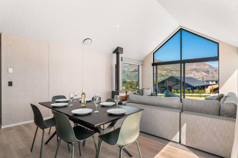 Wanaka Views with Outdoor dining area Games room for kids Sleeps 8 - image 18