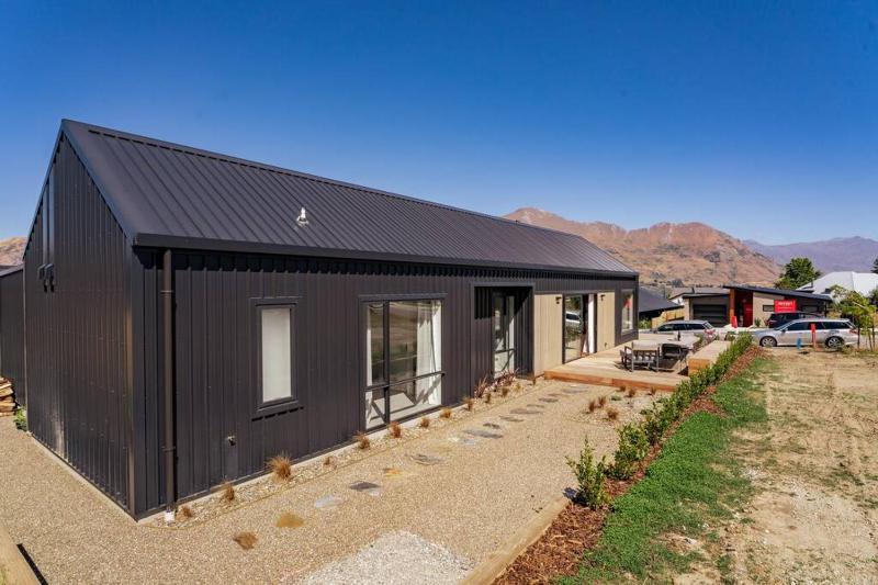 Wanaka Views with Outdoor dining area Games room for kids Sleeps 8 - image 21