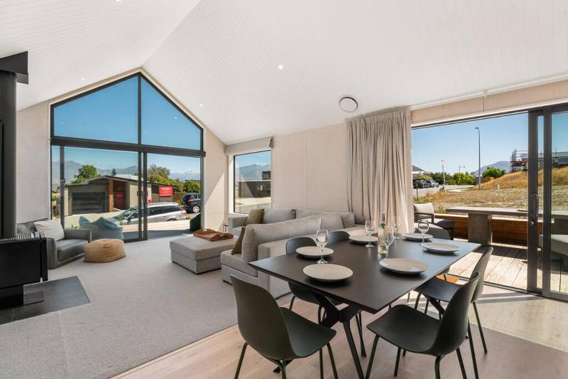 Wanaka Views with Outdoor dining area Games room for kids Sleeps 8 - image 14