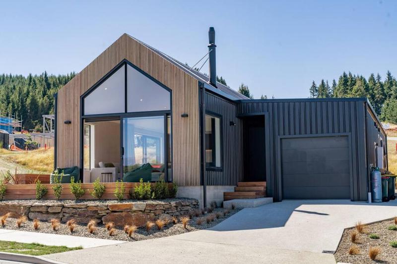 Wanaka Views with Outdoor dining area Games room for kids Sleeps 8 - image 10