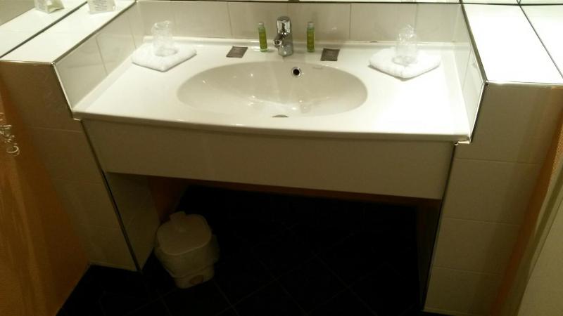 Twin Room image 3