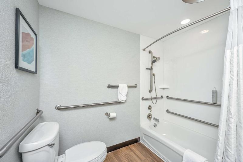 Queen Room with Two Queen Beds - Mobility and Hearing Access image 3