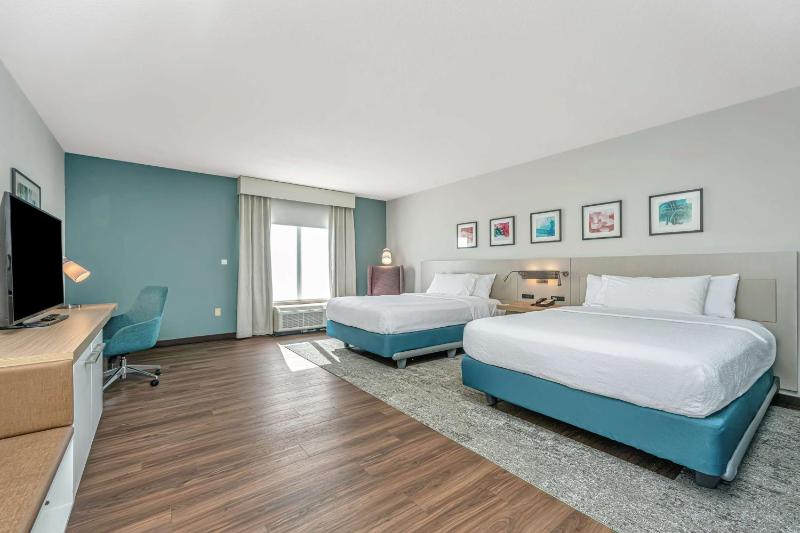 Queen Room with Two Queen Beds - Mobility and Hearing Access image 4