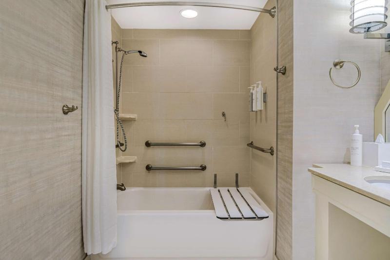 One-Bedroom Corner King Suite with Bath Tub - Mobility Accessible/Non-Smoking image 4